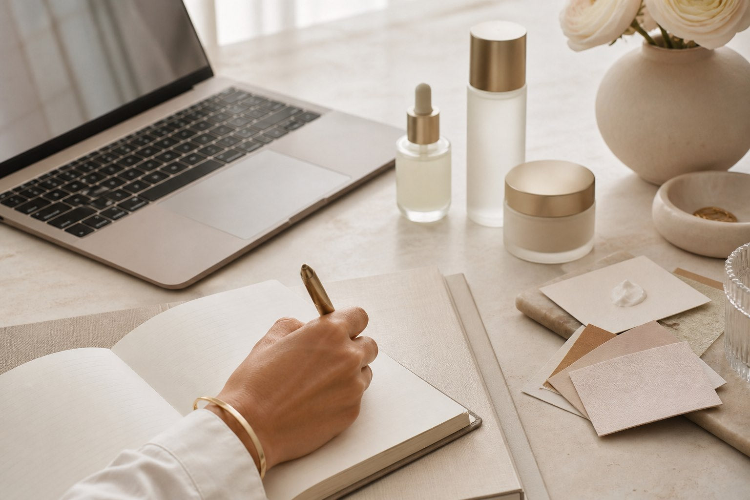 Desk professionale con laptop, notebook e skincare